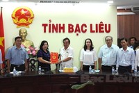 Chủ tịch UBND tỉnh Bạc Liêu Dương Thành Trung trao Quyết định cho lãnh đạo Sở VH-TT-TT&DL.