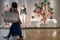Người mua sắm đi qua cửa hàng của Louis Vuitton trong dịp Black Friday. Ảnh: AFP
