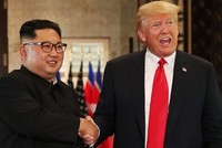 Tổng thống Mỹ Donald Trump (phải) và lãnh đạo Triều Tiên Kim Jong-un tại hội nghị thượng đỉnh ở Singapore hồi tháng 6 năm ngoái. Ảnh: Reuters.