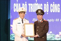 Thượng tướng Bùi Văn Nam trao quyết định và chúc mừng Đại tá Võ Trọng Hải.
