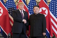 Tổng thống Mỹ Trump (trái) và Chủ tịch Triều Tiên Kim Jong-un tại Hà Nội ngày 27/2. Ảnh: AFP.