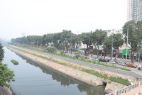 Nước sông Tô Lịch như cống nổi khổng lồ chạy qua lòng Hà Nội.