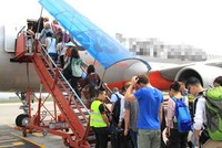Hành khách lên máy bay tại sân bay Nội Bài.