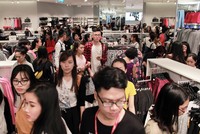 Khách hàng chen chân mua sắm trong ngày H&M ra mắt cửa hàng tại Hà Nội năm ngoái. Ảnh: Anh Tú.