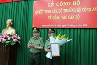 Thượng tướng Nguyễn Văn Thành trao quyết định và chúc mừng Thiếu tướng Ngô Minh Châu.