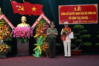 Thượng tướng Nguyễn Văn Thành, Thứ trưởng Bộ Công an trao quyết định bổ nhiệm Giám đốc Công an tỉnh Tiền Giang cho Đại tá Nguyễn Văn Nhựt.