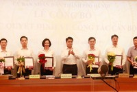 Chủ tịch UBND thành phố Hà Nội Nguyễn Đức Chung trao các quyết định cho các cán bộ được điều động, bổ nhiệm.