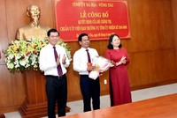 Bí thư Tỉnh ủy, Chủ tịch HĐND tỉnh Bà Rịa - Vũng Tàu Nguyễn Hồng Lĩnh và Phó Bí thư Thường trực Tỉnh ủy Bà Rịa - Vũng Tàu Nguyễn Thị Yến trao quyết định và chúc mừng đồng chí Bùi Chí Thành.