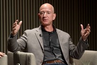 CEO Amazon Jeff Bezos hiện là người giàu nhất thế giới với tổng tài sản 109 tỷ USD, theo Bloomberg Billionaires Index. Ảnh: Getty Images.