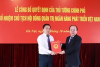 Thứ trưởng Bộ Tài chính Huỳnh Quang Hải trao quyết định cho tân Chủ tịch HĐQT VDB Lương Hải Sinh.