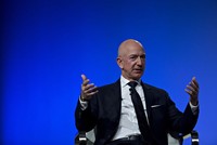 Tỷ phú Jeff Bezos mất 6,9 tỷ USD trong một đêm. Ảnh: Bloomberg.