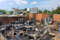 Bà hỏa thiêu rụi nhà xưởng chứa nhớt tái chế tại xã Bình Hưng (H.Bình Chánh).