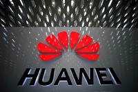 Logo hãng viễn thông Huawei (Trung Quốc) tại Sân bay Quốc tế Thâm Quyến. Ảnh: Reuters