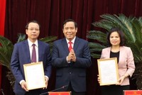 Phó Trưởng Ban Thường trực Ban Tổ chức Trung ương Nguyễn Thanh Bình trao quyết định cho đồng chí Nguyễn Hương Giang và đồng chí Nguyễn Quốc Chung.
