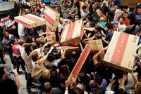 Khách hàng chen chân nhau mua sắm ngày Black Friday.