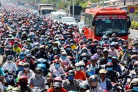 Mật độ dân số cao ở những thành phố lớn như Hà Nội, TP HCM khiến hạ tầng giao thông thường xuyên quá tải. Ảnh: Hoàng Nam.