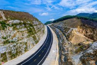 Một đoạn cao tốc Bắc Nam, đoạn La Sơn - Túy Loan đang trong giai đoạn hoàn thiện.