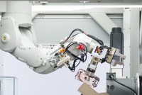 Robot Daisy thực hiện quá trình tháo dỡ iPhone cũ. (Nguồn: TheNextWeb).