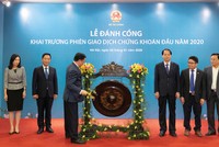 Nhà đầu tư Việt Nam đã bước đầu coi chứng khoán xanh như là một công cụ đầu tư mới
Trong ảnh: Bộ trưởng Bộ Tài chính Đinh Tiến Dũng đánh cồng khai trương phiên giao dịch đầu năm 2020.