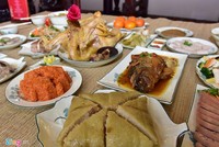 Gà luộc, bánh chưng hay nem là các món ăn quen thuộc trong mâm cỗ của người Việt.