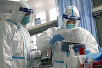 Nhân viên y tế tại bệnh viện Vũ Hán. (Ảnh: Tân Hoa xã).
