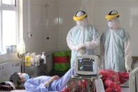 Các bác sỹ theo dõi diễn biến sức khỏe bệnh nhân nhiễm COVID-19 tại Bệnh viện bệnh lý hô hấp cấp tính số 2 (thành phố Hạ Long). (Ảnh: TTXVN phát).