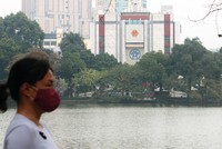 Người dân đeo khẩu trang phòng Covid-19 khi dạo quanh Hồ Gươm.