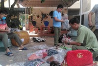 Kiểm tra hàng hoá tại một cơ sở bán hàng online.