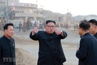Nhà lãnh đạo Triều Tiên Kim Jong-un (giữa) thị sát công trình xây dựng khu du lịch nghỉ dưỡng Wonsan-Kalma ở bờ biển phía Đông thành phố Wonsan ngày 1/11/2018. (Ảnh: AFP/TTXVN).