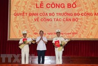 Đồng chí Lữ Văn Hùng, Ủy viên Trung ương Đảng, Bí thư Tỉnh ủy Hậu Giang tặng hoa chúc mừng Thượng tá Huỳnh Việt Hòa và Đại tá Phan Hoàng Lắm. (Ảnh: Hồng Thái/TTXVN).
