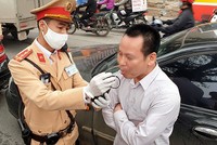 Cảnh sát giao thông kiểm tra nồng độ cồn người điều khiến phương tiện giao thông.