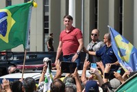 Tổng thống Brazil Bolsonaro (áo đỏ) giữa những người biểu tình phản đối các chính sách thắt chặt phòng, chống dịch Covid-19. Ảnh: AFP/Getty Images.