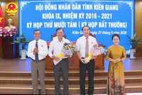 Ông Lâm Minh Thành (thứ hai từ phải qua) được bầu giữ chức Phó Chủ tịch UBDN tỉnh Kiên Giang.