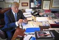 Ông Trump thể hiện kỹ năng tweet của mình trong văn phòng tại Trump Tower ở New York, ngày 29/9/2015. (Nguồn: The New York Times).