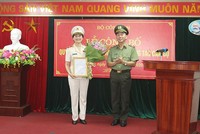 Thứ trưởng Trần Quốc Tỏ trao quyết định cho Thiếu tướng Ngô Thị Hoàng Yến.