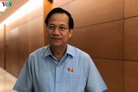 Bộ trưởng Bộ Lao động-Thương binh và Xã hội Đào Ngọc Dung cho rằng, đây là lúc cả nước phải thực hiện " nhiệm vụ kép" vừa phòng dịch, vừa khôi phục sản xuất, khôi phục thị trường lao động, nên nghỉ 5 ngày là không phù hợp.