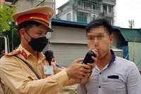 Lực lượng CSGT kiểm tra nồng độ cồn người điều khiển phương tiện.