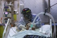 Nhân viên y tế chăm sóc bệnh nhân ở Santiago, Chile ngày 9/6. Ảnh: Reuters.