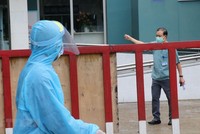 Mọi trao đổi được thực hiện ở khoảng cách trên 2m. (Ảnh: Quốc Dũng/TTXVN).