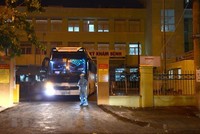 Bộ Tư lệnh Quân khu 5 tiến hành phun hóa chất tiêu độc khử trùng khu vực cổng bệnh viện Đà Nẵng. (Ảnh: Quốc Dũng/TTXVN).