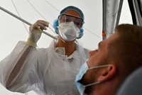 Nhân viên y tế lấy mẫu bệnh phẩm tại Rennes, tây Pháp ngày 7/9. Ảnh: AFP.