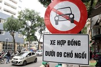 Biển cấm xe hợp đồng trên đường phố Hà Nội.