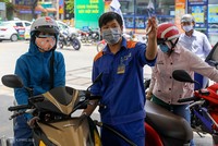 Người dân đổ xăng trên đường Trần Cao Vân, quận 1.