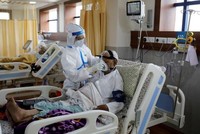 Nhân viên y tế chăm sóc bệnh nhân ở ngoại ô New Delhi, Ấn Độ ngày 15/9. Ảnh: Reuters.