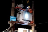 Công nhân Công ty Điện lực khắc phục sự cố tại các trạm biến áp. (Ảnh: Lê Ngọc Phước/TTXVN).