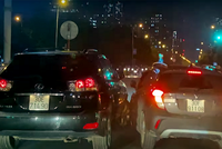 Sau va chạm, 2 ô tô rượt đuổi nhau trên phố Hà Nội