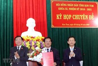 Ông Lê Ngọc Tuấn (giữa), Phó Bí thư Tỉnh ủy, Phó Chủ tịch Thường trực UBND tỉnh được bầu giữ chức Chủ tịch UBND tỉnh Kon Tum. (Ảnh: Cao Nguyên/TTXVN).