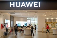 Một cửa hàng của Huawei tại trung tâm thương mại ở Thượng Hải, Trung Quốc. (Nguồn: AFP/TTXVN).