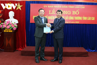 Ông Hoàng Chí Hiền, tân Giám đốc Sở Công thương tỉnh Lào Cai (trái) nhận quyết định bổ nhiệm (Ảnh: Linh Vũ).