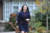 Giám đốc Tài chính (CFO) của Tập đoàn viễn thông Huawei Mạnh Vãn Châu tới tòa án ở Vancouver, British Columbia, Canada, ngày 27/10/2020. (Ảnh: AFP/TTXVN).